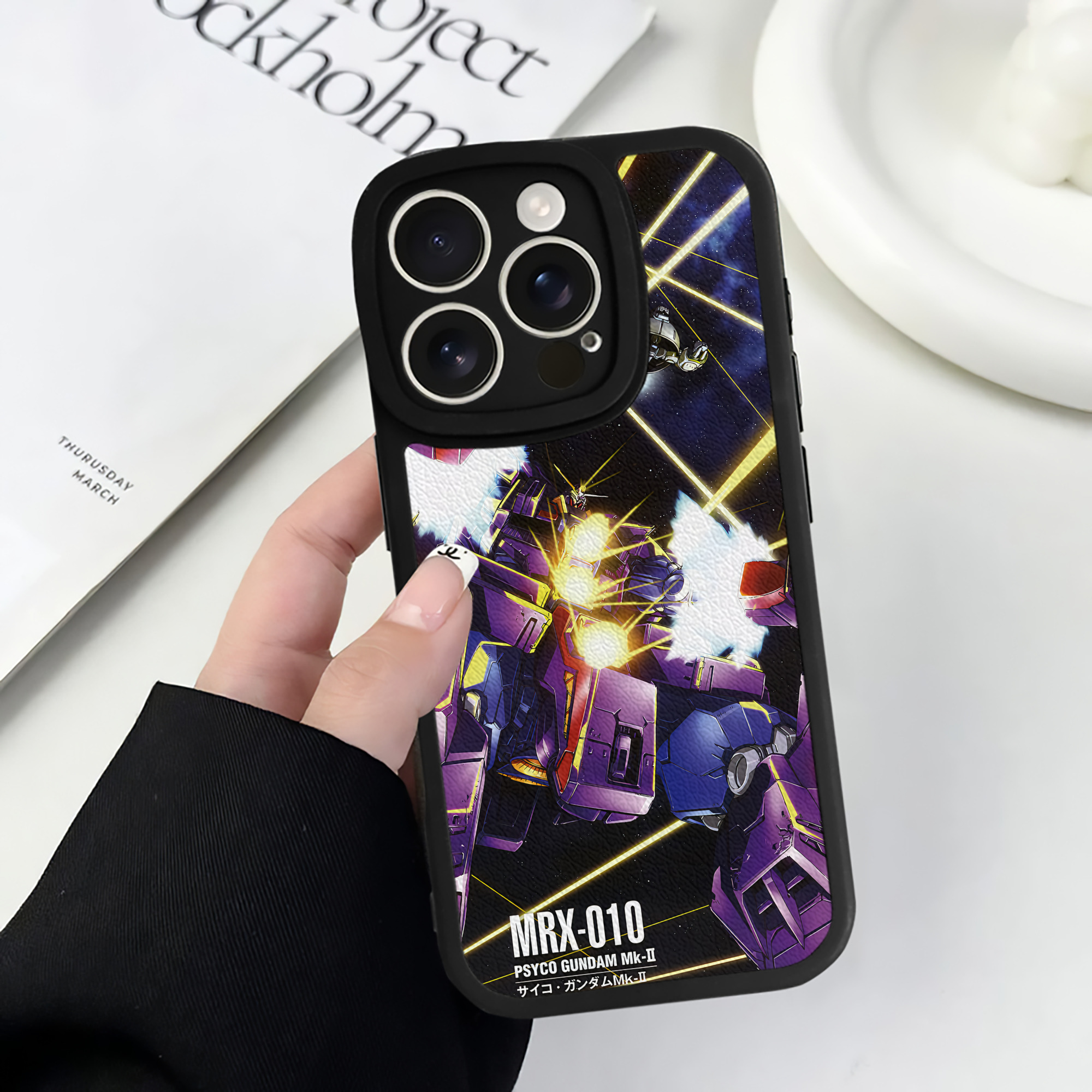 （画像用） 機動戦士ガンダム Mobile Suit Gundam 【iPhone 16シリーズ対応】シリコンスマホケース（レザー調） 材質：シリコン